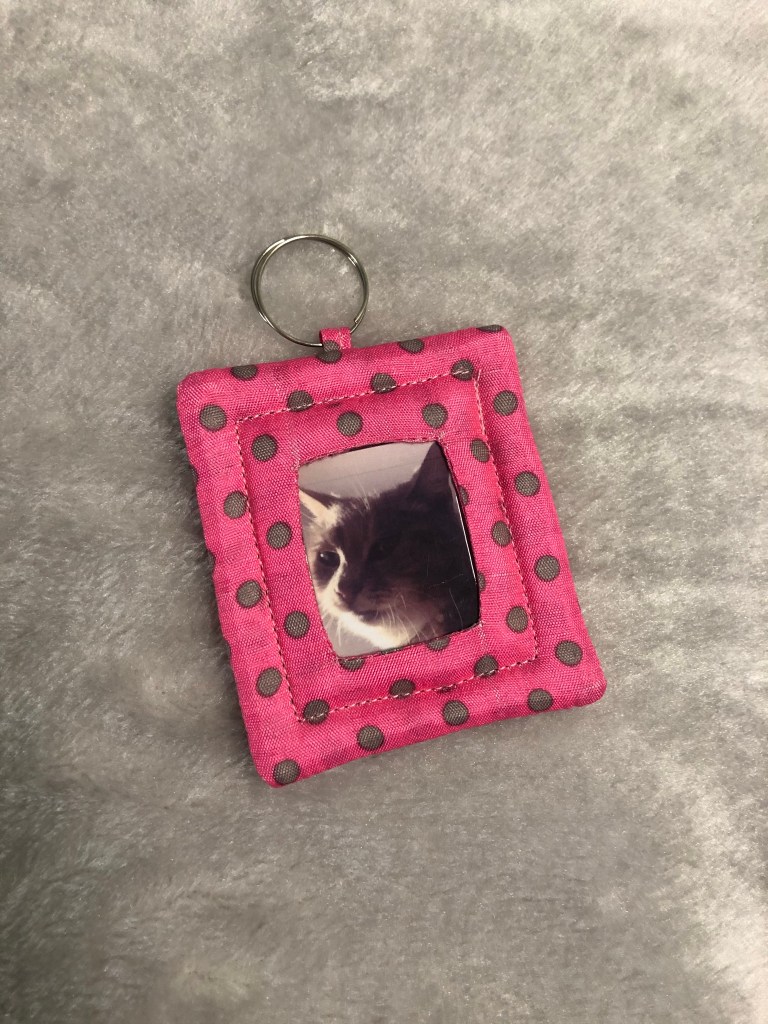 Portachiavi in tessuto personalizzato

Puntogray

Fatto a mano